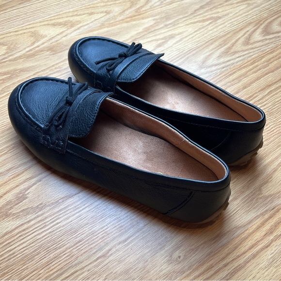 Like New Vionic Taryn Black Leather Driving Loafer Moccasin size 9 - Picture 3 of 7